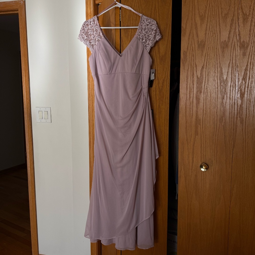XSCAPE Lace-Sleeve Chiffon Gown